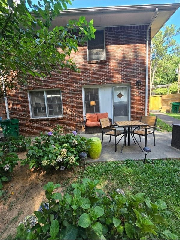 Building Photo - 1152 Arlington Pkwy NE