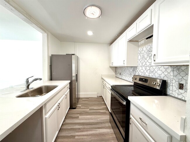 Building Photo - 5506 Beverly Hill St Unit 2 Rental