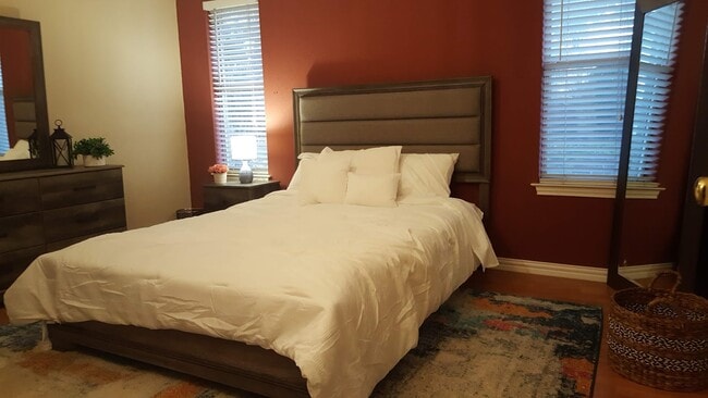 Photo - 825 Skylark Dr