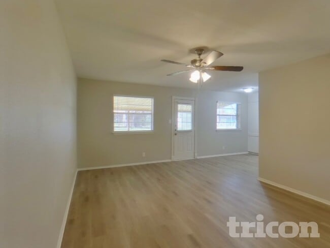 Photo - 729 Hallvale Dr