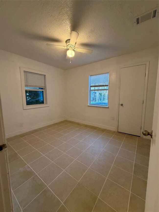 Photo - 8308 Lenore St