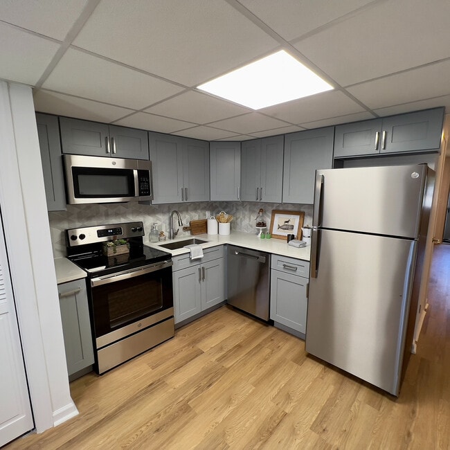 Experience culinary delight in this elegantly designed kitchen with top-notch appliances and ample storage. - The Den Cedar Ridge (student)