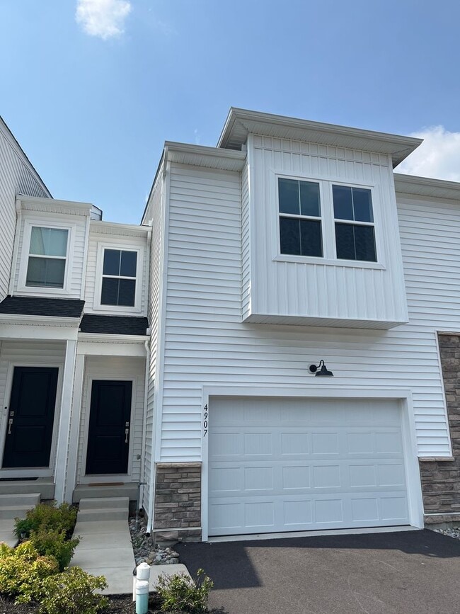 Move-in-ready Brookside Court townhome off... - Move-in-ready Brookside Court townhome off...