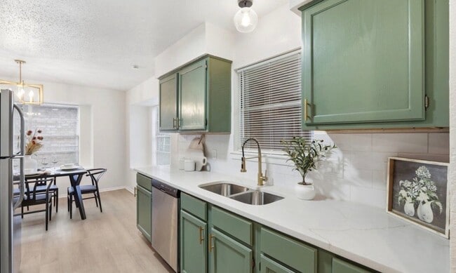 Photo - 4706 Esterbrook