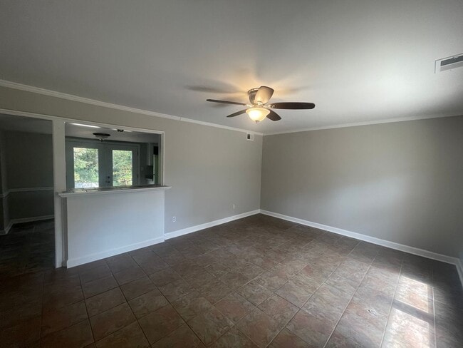 Photo - 764 Oak Dr E