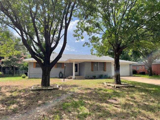Building Photo - Now available! Pet Restrictions. Charming ... Rental
