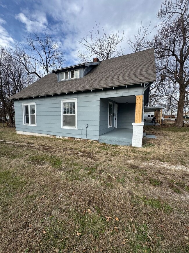 Photo - 4 bedroom/1 bath house w/storage building