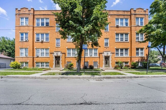 Building Photo - 4744 W Roscoe St Unit 2