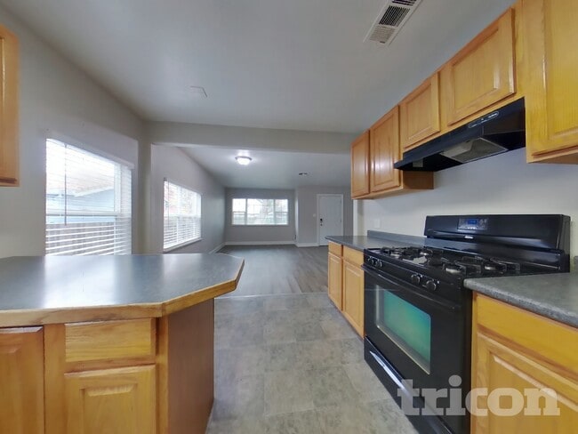 Photo - 904 Bidwell St