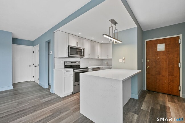 Building Photo - 60 Strawberry Hill Ave Unit 318