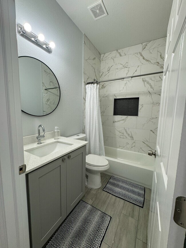 1033 W 32nd St