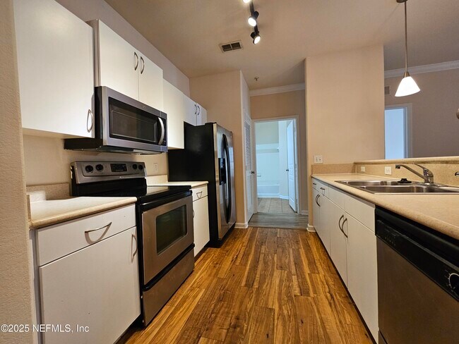 8290 Gate Pkwy W Unit 806