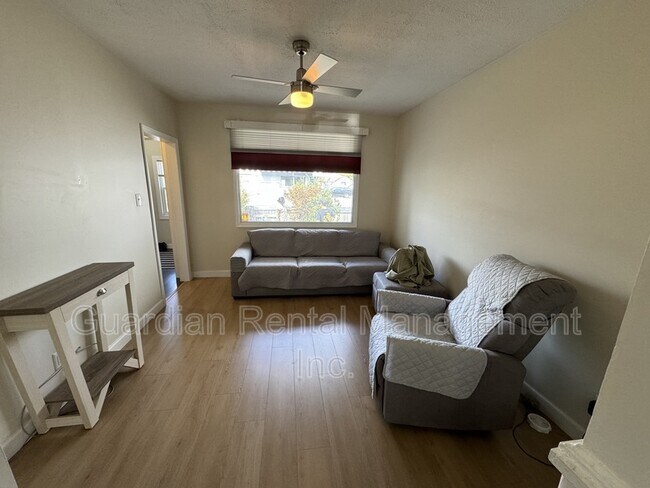 Photo - 318 May St N