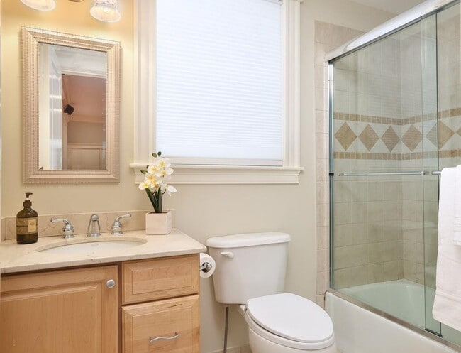 Photo - 464 E 6th St