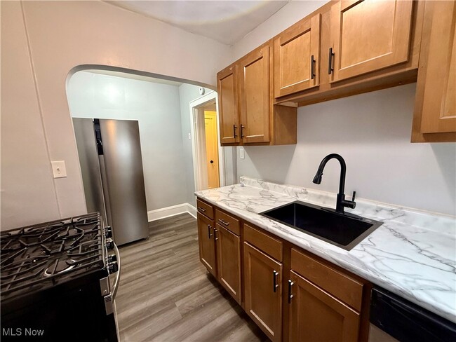 Photo - 810 Thayer St Unit 4