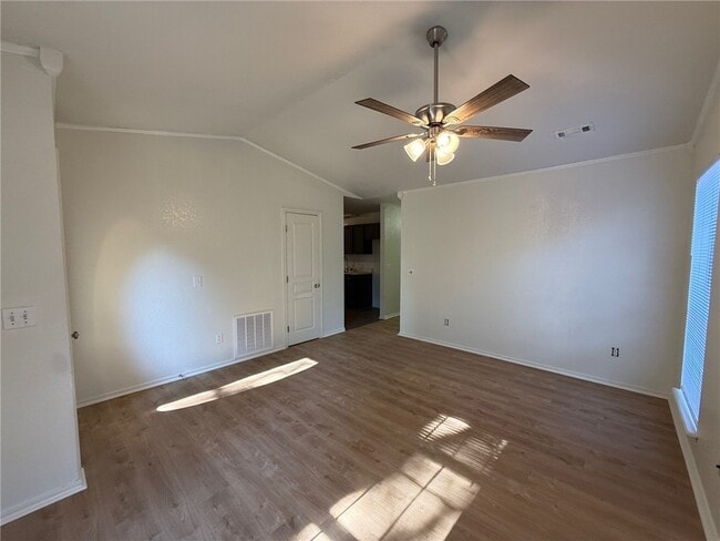 Photo - 854 Tamarack St