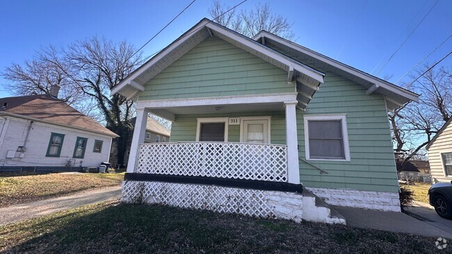 Building Photo - $975 - 3 bed 1.5 bath - Single Family Home