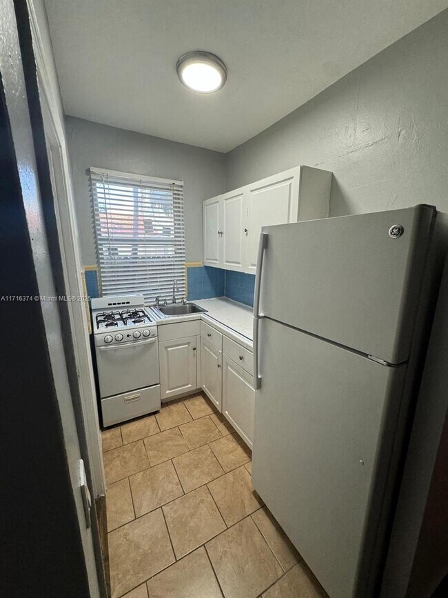 Photo - 315 W 28th St Unidad 11