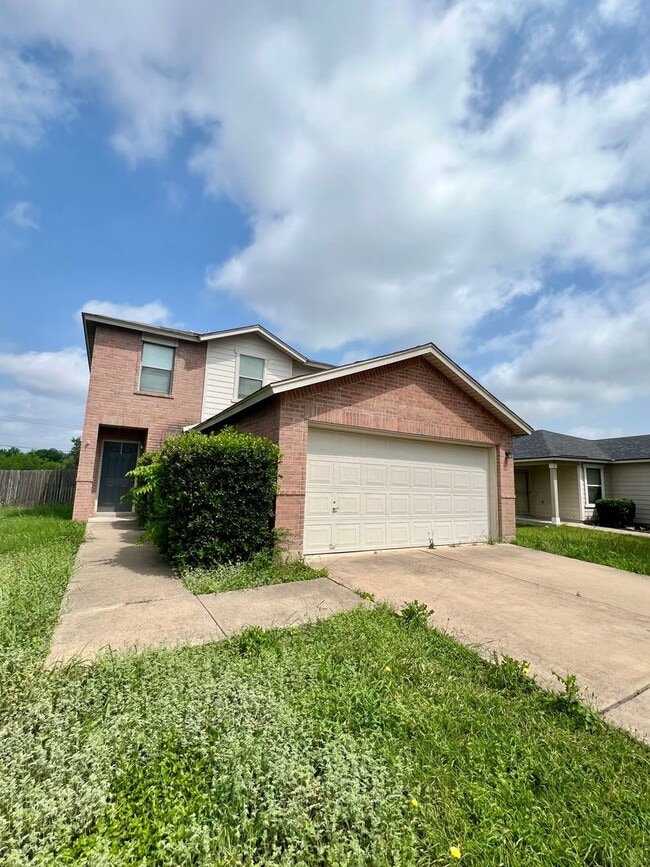 Building Photo - Beautiful Home on A Cul De Sac with Large Backyard