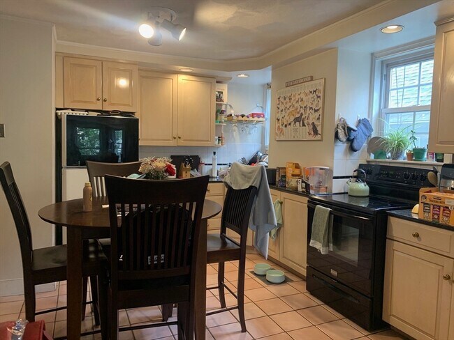 Building Photo - 80 Elm St Unit 2 Rental