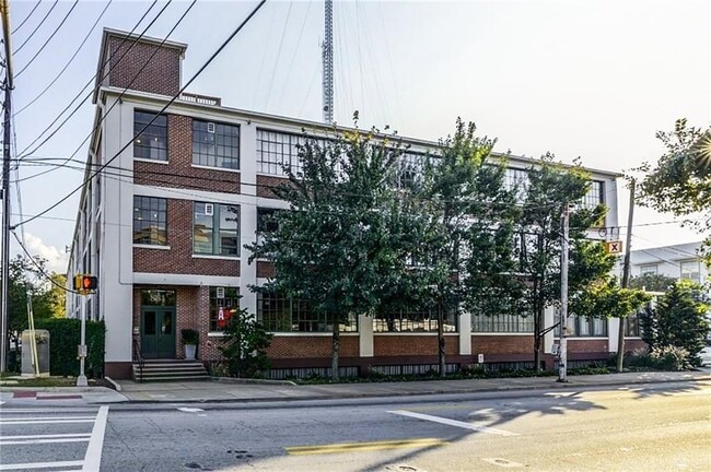 Building Photo - 881 Memorial Dr SE Unit 308