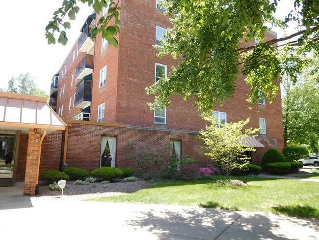 Building Photo - 460 W Downer Pl Unit 5C Rental
