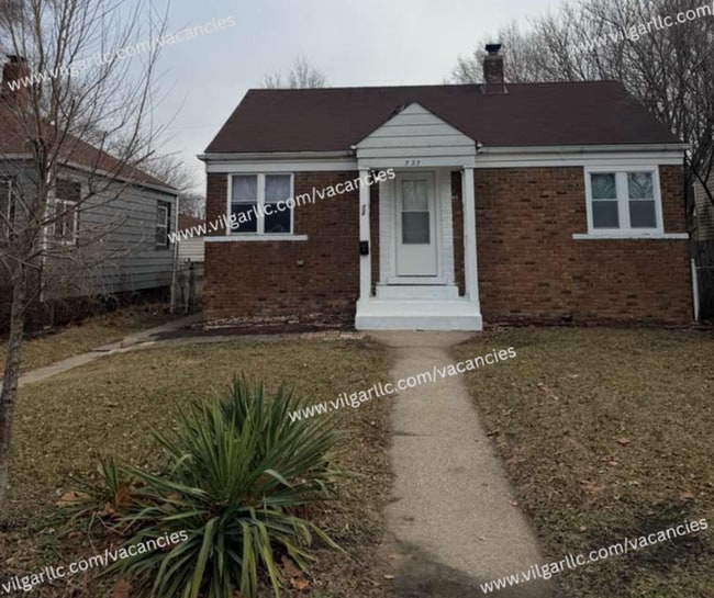 Building Photo - Spacious 2 Bedrooms • 1 Bathroom Home. Comfortable, well-maintained living with classic charm and...