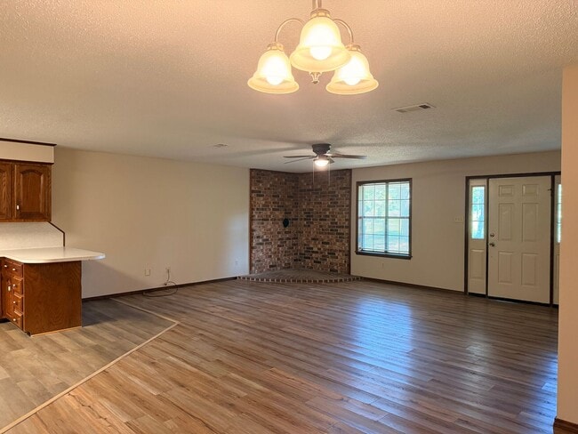 Photo - *Available July 6th**Discover a comfortable 3-bedroom, 2-bathroom home on the outskirts of Russel...