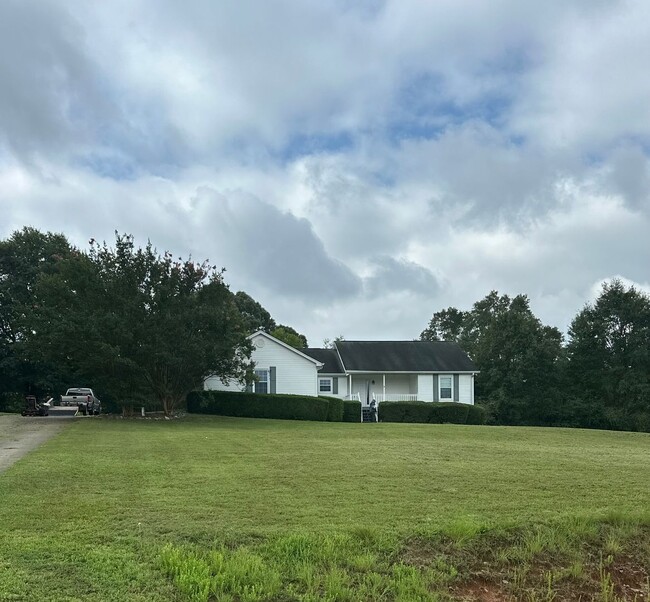 Building Photo - COMING SOON! **Charming 3 Bedroom, 2 Bath ... Rental