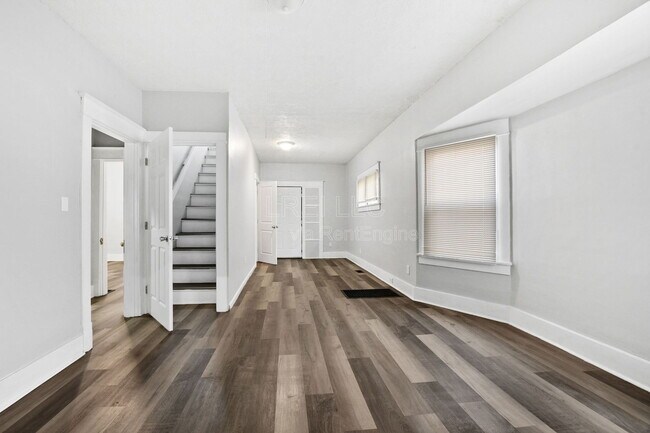 Photo - 727 Sutcliffe Ave