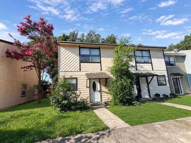Building Photo - "Coastal Comfort: Spacious 2-Bed Townhouse in Fort Walton Beach!" Unit E