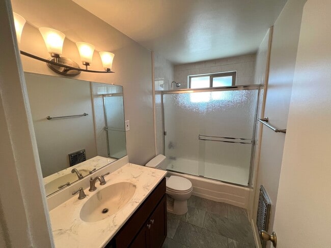 Photo - Charming 1 Bedroom unit, completely remodeled with In-Unit Washer/Dryer! Unidad Oak 274