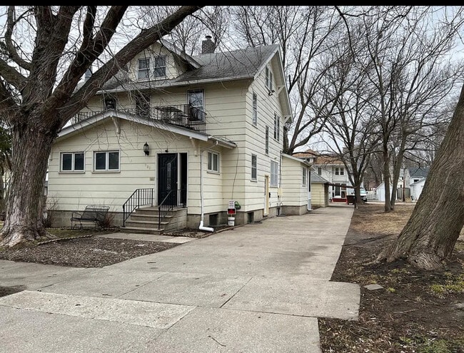 Photo - 902 3rd Ave N Unit Khaliki Apartments Llc