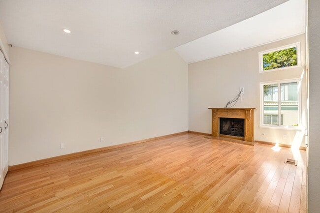 Photo - 109 Carob Ln