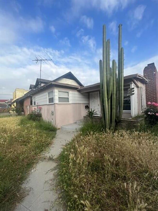 Building Photo - 1100 W 39th Pl Unit 1