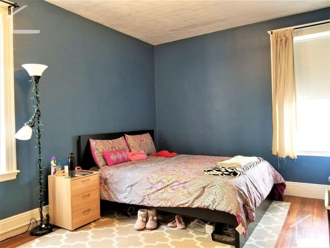 Photo - Spacious 3BR Near Coolidge Corner | 1,300 SF | Laundry On-Site | Cats OK | 9/1