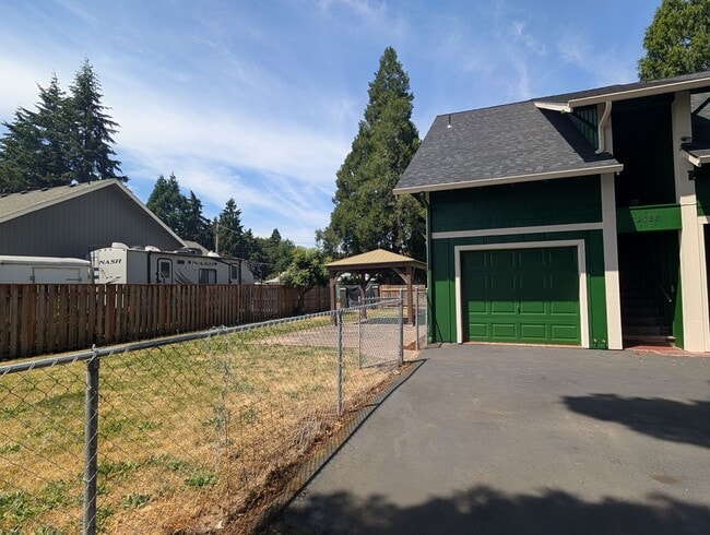 Photo - Great 2bed/1bath Duplex with large yard!