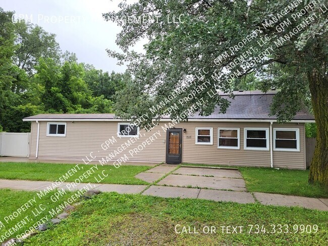 LARGE HOUSE AND YARD! - LARGE HOUSE AND YARD!