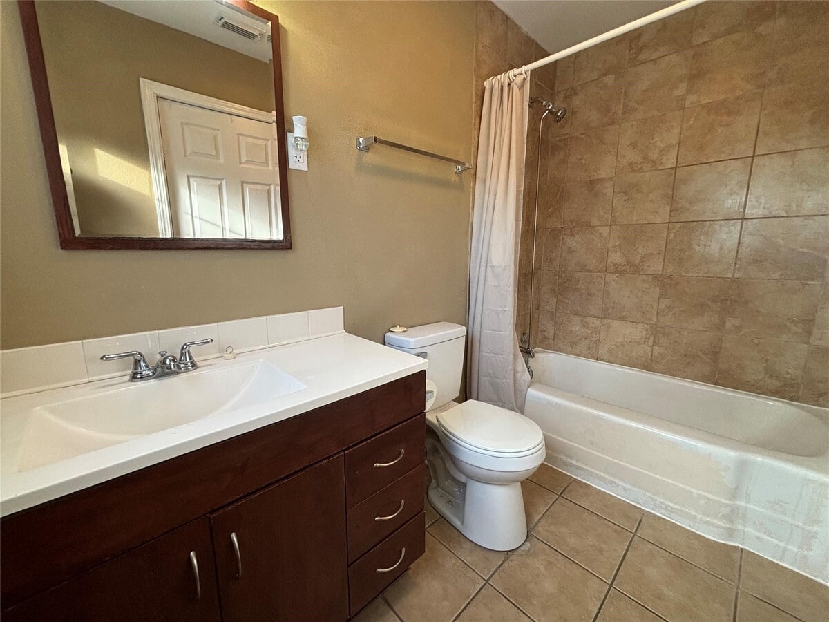 Photo - 422 W Burleson St