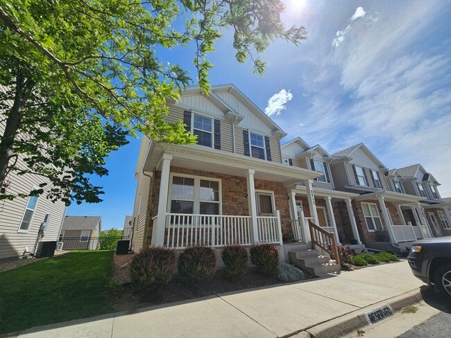 Building Photo - 3 Bed 3 Bath Townhome Minutes from Ft. Carson!!