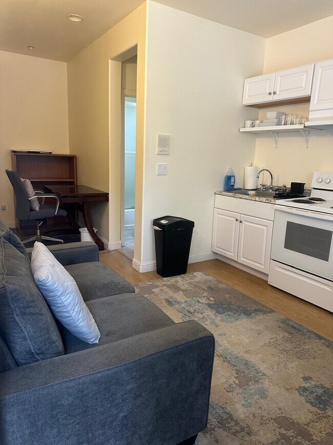 Vista de la sala de estar y la cocina. - 1764 La Pergola Dr