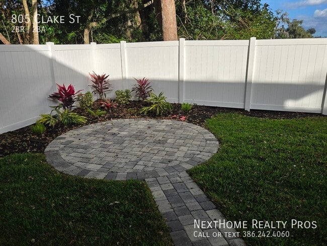 Photo - 805 Clake St