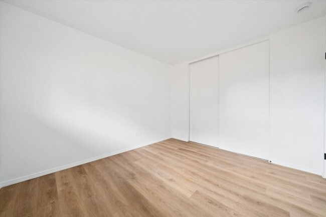 Photo - 5143-5145 SE Knight Unidad 5143