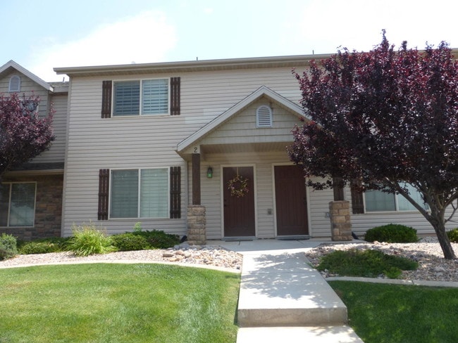 Front - 370 1425 N St