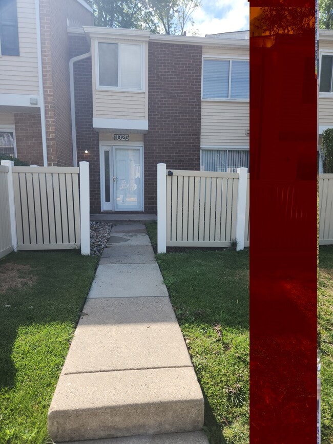 Front walkway - 2 parking spaces - 1025 Oaklyn Ct Unit 1025