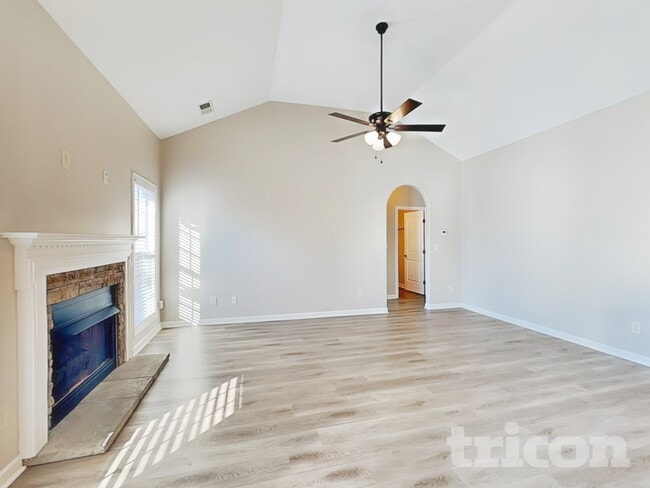 Photo - 1862 Camelot Dr