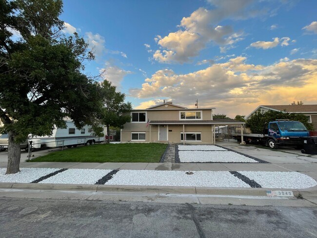 3243 Montclair St