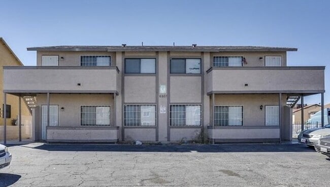 Building Photo - Updated Unit with Vinyl Floors & Stainless...