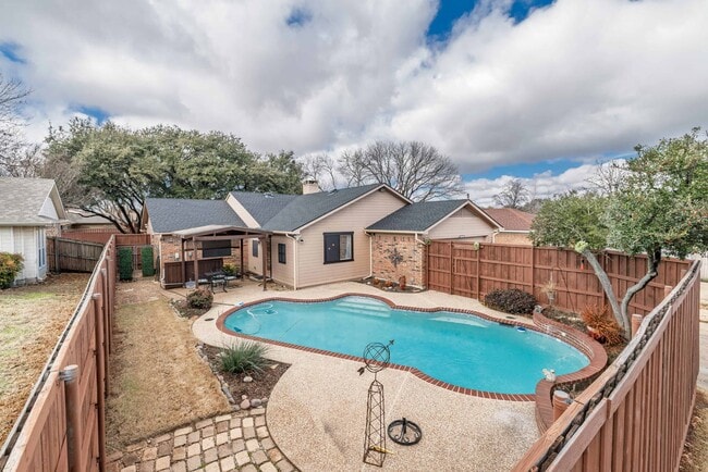 Building Photo - 8467 Willow Creek Dr