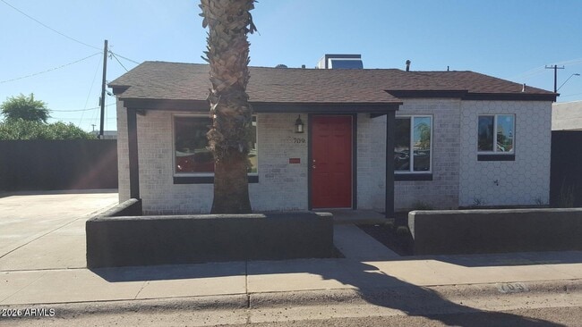 Building Photo - 709 E Weldon Ave